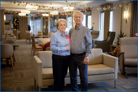 Déménagement pour ainés à Québec. Un couple d'ainés dans leur résidence pour personnes âgées.